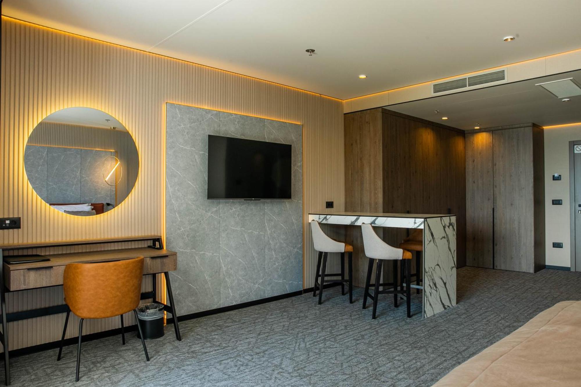 Hotel Medistone أوميس المظهر الخارجي الصورة